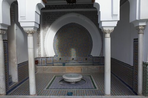 Sala de abluciones en el pórtico norte del patio de la mezquita de los Andalusíes de Fez