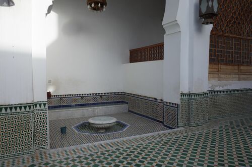 Fuente de abluciones en el lado norte del patio de la mezquita de los Andalusíes de Fez