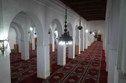 Vista de la sala de oración desde la puerta central del lado este de la mezquita de los Andalusíes de Fez