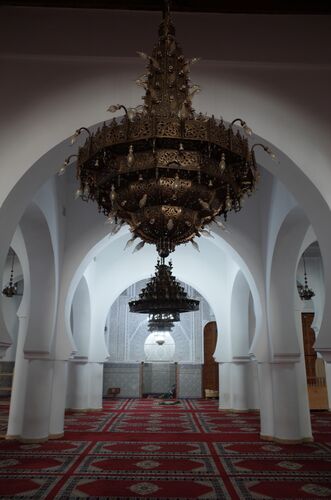 Nave axial de la sala de oración y mihrab de la mezquita de los Andalusíes de Fez