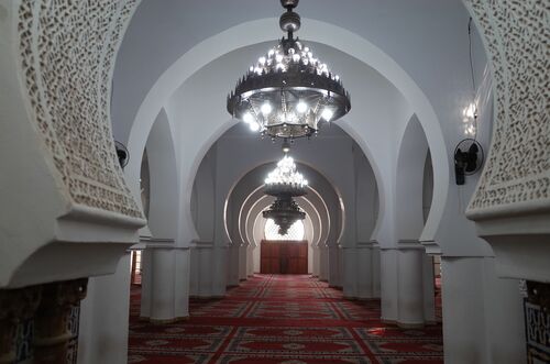 La nave axial de la sala de oración de la mezquita de los Andalusíes de Fez vista desde el mihrab