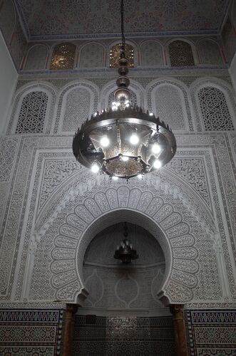 Decoración de la fachada del mihrab de la mezquita de los Andalusíes de Fez