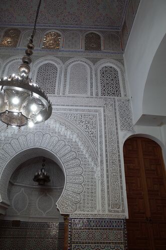 Decoración del lado derecho de la fachada del mihrab de la mezquita de los Andalusíes de Fez