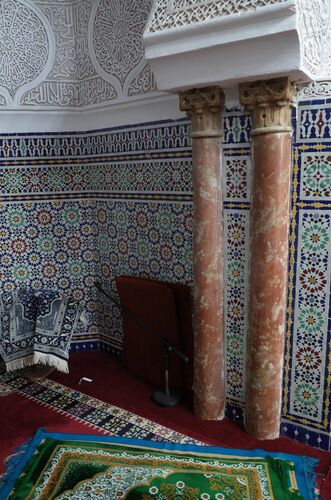 Columnas del lado derecho del arco del mihrab de la mezquita de los Andalusíes de Fez
