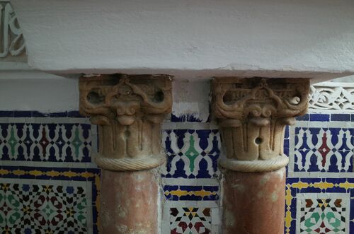 Detalle de los capiteles del lado derecho del arco del mihrab de la mezquita de los Andalusíes de Fez