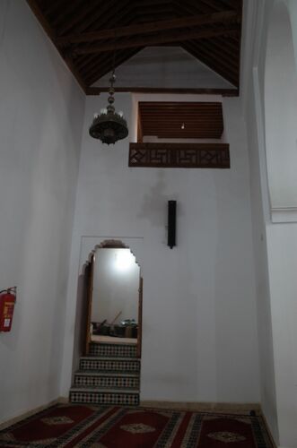 Extremo occidental de la nave junto a la qibla con el balcón de la sala de retiro de la mezquita de los Andalusíes de Fez