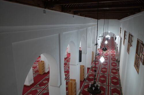 La nave junto al muro de la qibla desde la sala de retiro de la mezquita de los Andalusíes de Fez