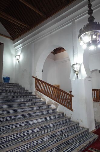 Escalera de acceso a la puerta oriental de la sala de oración de la mezquita de los Andalusíes de Fez
