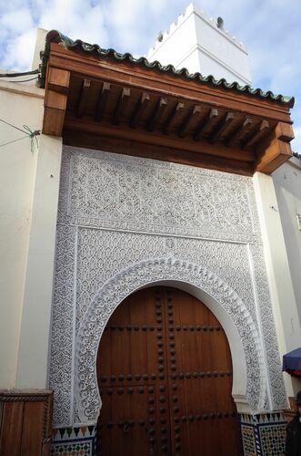 Exterior de la puerta del lado este de la sala de oración de la mezquita de los Andalusíes de Fez