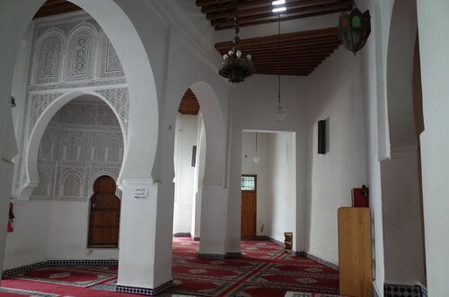 Galerías del lado este del patio con el acceso del alminar de la mezquita de los Andalusíes de Fez