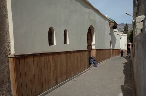 Exterior de la mezquita de los Muertos adyacente a la mezquita de los Andalusíes de Fez