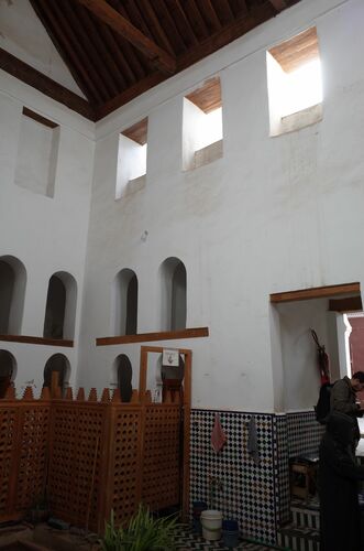 Vista del acceso a la sala interior de la mīḍāʾa de la mezquita de los Andalusíes de Fez