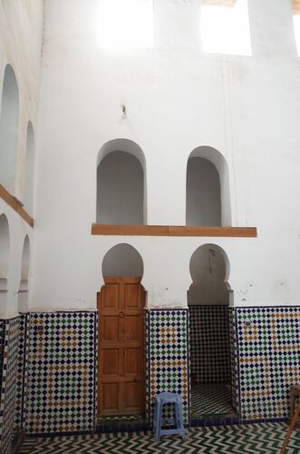 Detalle del acceso a dos letrinas de la mīḍāʾa de la mezquita de los Andalusíes de Fez