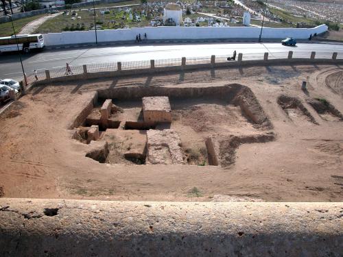 Vista de la excavación del acueducto desde la terraza de la Bab al-Kebir