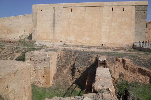 El arco de la canalización con el orifico de entrada del agua a la Bab al-Kebir