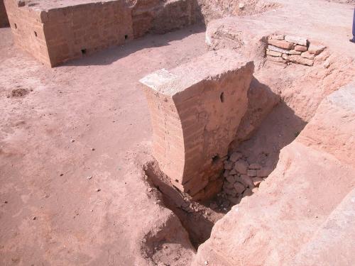 Detalle de la jamba norte del arco del acueducto