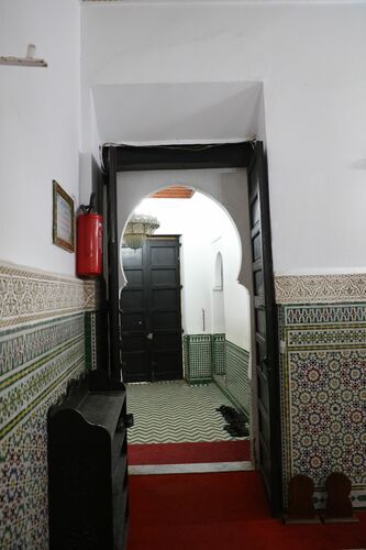 Vista de la entrada del lado sur de la mezquita de la Qasba de Rabat desde la sala de oración