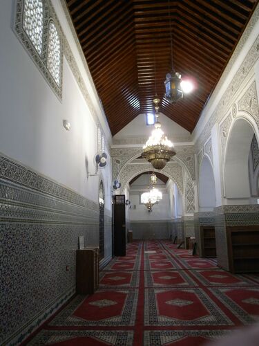 Vista de la nave adyacente al muro de la qibla de la mezquita de la Qasba de Rabat desde el este