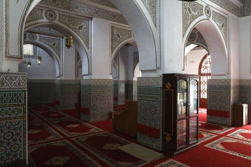 Zona occidental de la sala de oración desde la nave axial de la mezquita de la Qasba de Rabat