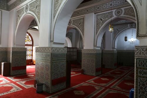 Zona oriental de la sala de oración desde la nave axial de la mezquita de la Qasba de Rabat