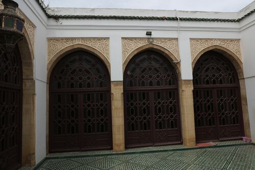 Frente oriental del patio de la mezquita de la Qasba de Rabat