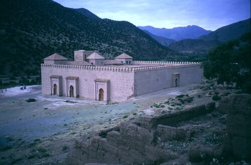 Vista de las fachadas este y norte de la mezquita de Tinmal 