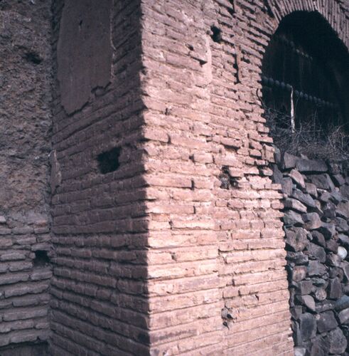 Detalle de la fábrica de ladrillo de una de las puertas de la mezquita de Tinmal en 1991