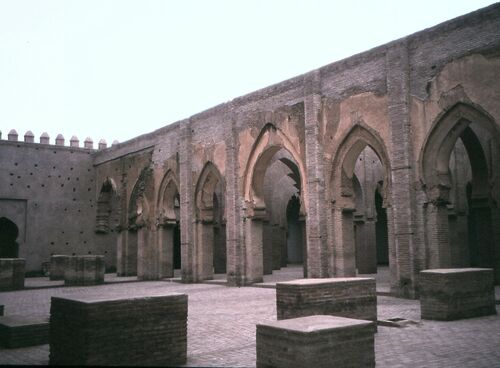 Fachada al patio de la sala de oración de la mezquita de Tinmal