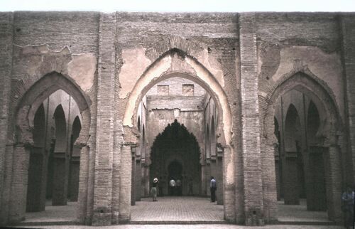 Arcos centrales de la fachada al patio de la sala de oración de la mezquita de Tinmal