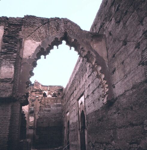 Arco del extremo oeste de la fachada de la sala de oración de la mezquita de Tinmal en 1991