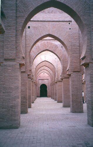 Vista transversal de la sala de oración de la mezquita de Tinmal