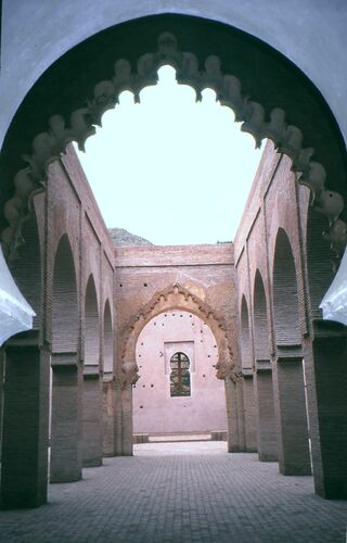 Vista de la nave central de la mezquita de Tinmal desde el mihrab