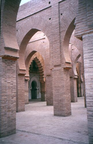 Vista de la sala de oración de la mezquita de Tinmal con el mihrab