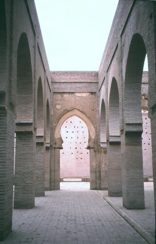 Una de las naves de la sala de oración de la mezquita de Tinmal desde el sur