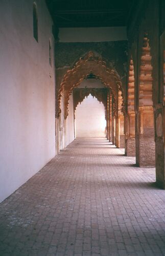 La nave junto al muro de la qibla de la mezquita de Tinmal desde el este