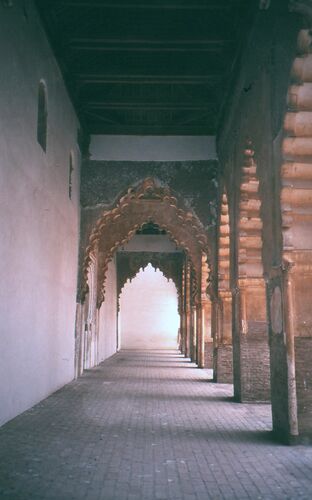 La nave junto al muro de la qibla de la mezquita de Tinmal desde el este