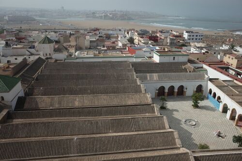 Vista de la mezquita de Salé desde el alto del alminar. Al fondo se ve la qasba de Rabat