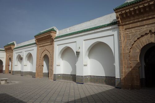 Patio del lado suroeste de la mezquita de Salé con las puertas de acceso a la sala de oración