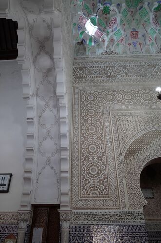 Detalle del arco de lambrequines y la decoración del mihrab de la mezquita de Salé