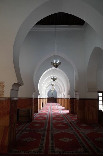 Vista de la transversal de la sala de oración de la mezquita de Salé en el tramo inmediato al patio