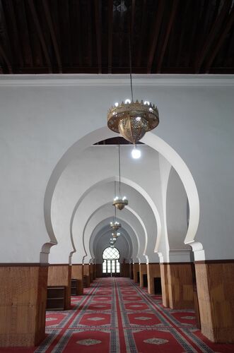 Vista transversal de la sala de oración de la mezquita de Salé