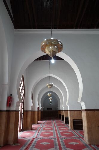 Vista transversal de la sala de oración de la mezquita de Salé junto al patio