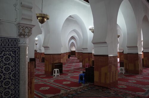 Vista hacia el oeste de la sala de oración de la mezquita de Salé desde el mihrab