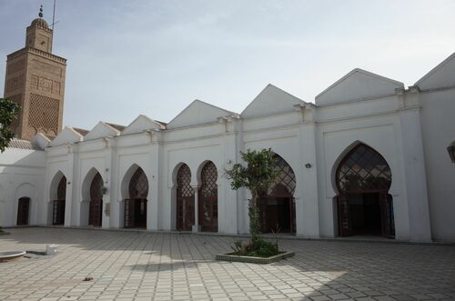 Fachada de la sala de oración hacia el patio principal de la mezquita de Salé