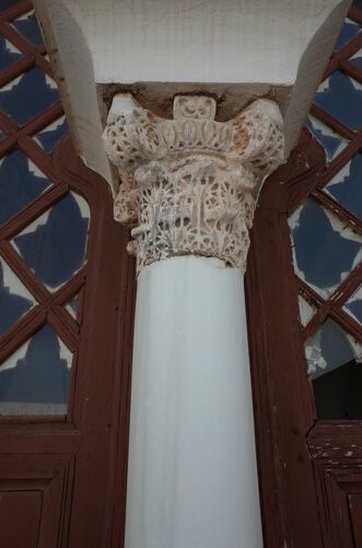 Capitel de la columna parteluz del arco central de la fachada de la sala de oración de la mezquita de Salé