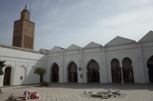 El patio principal de la mezquita de Salé con el alminar