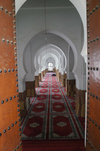 Vista del interior de la sala de oración desde la puerta central del lado oeste