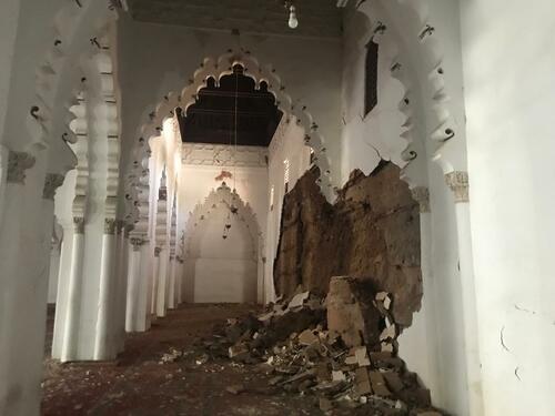 Vista de la nave junto al muro de la qibla de la mezquita Kutubiyya de Marrakech después del terremoto del 8/09/2023