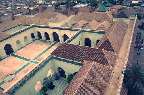 Vista de la mezquita de la mezquita de la Qasba de Marrakech desde el alminar