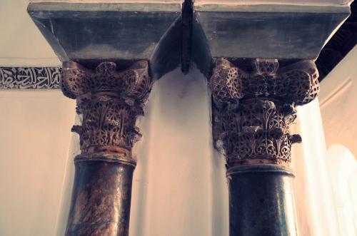 Capiteles del lado derecho del arco del mihrab de la mezquita de la Qasba de Marrakech